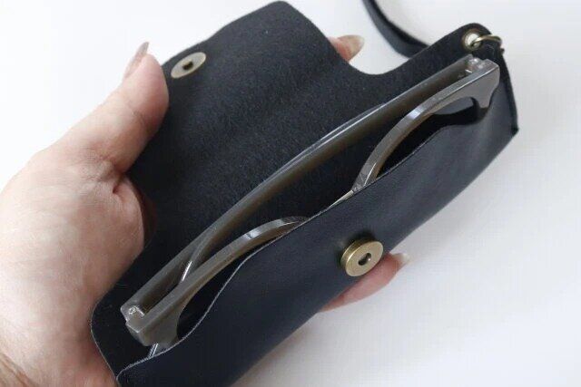 ダイソー レザー調ループ付きメガネケース 使用例