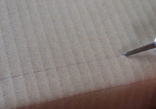 ダイソーのダンボールにスジが付けられる梱包・開封カッター