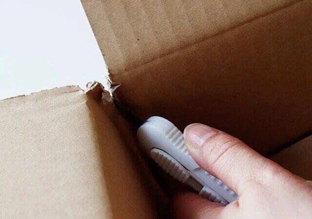 ダイソーのダンボールが切れる梱包・開封カッター