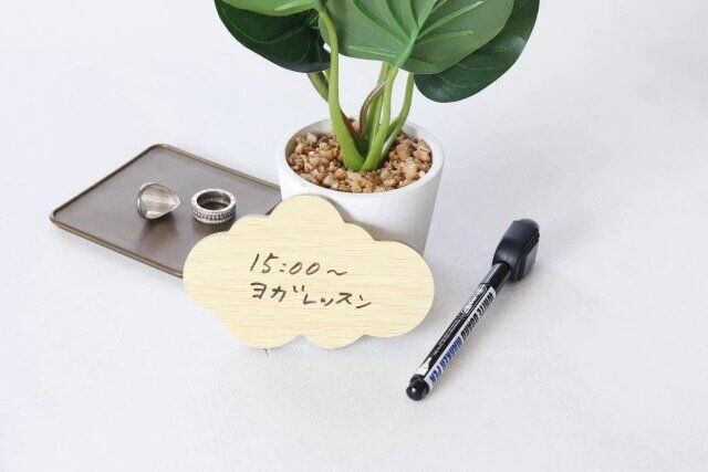 ダイソーのインテリアみたいな木目調ホワイトボード（雲）