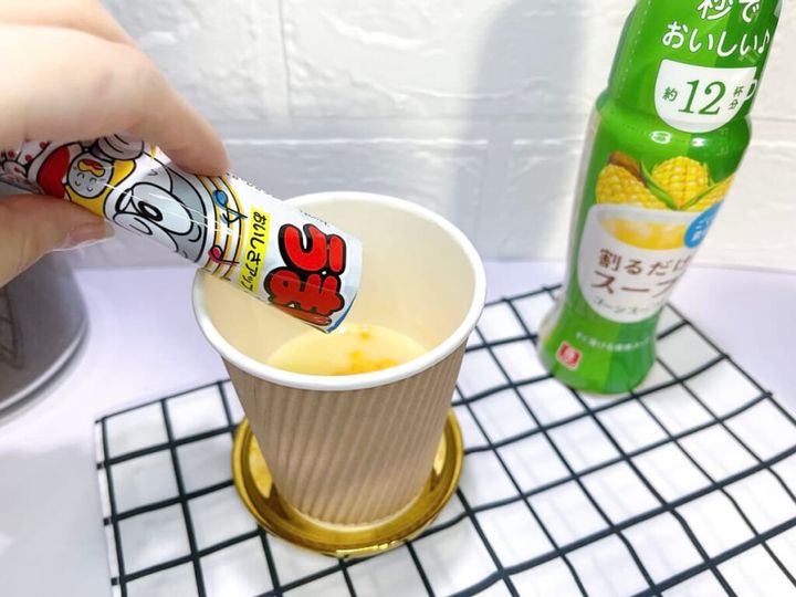 リケン「割るだけスープ」コーンクリームに、砕いたうまい棒チーズ味を入れる画像