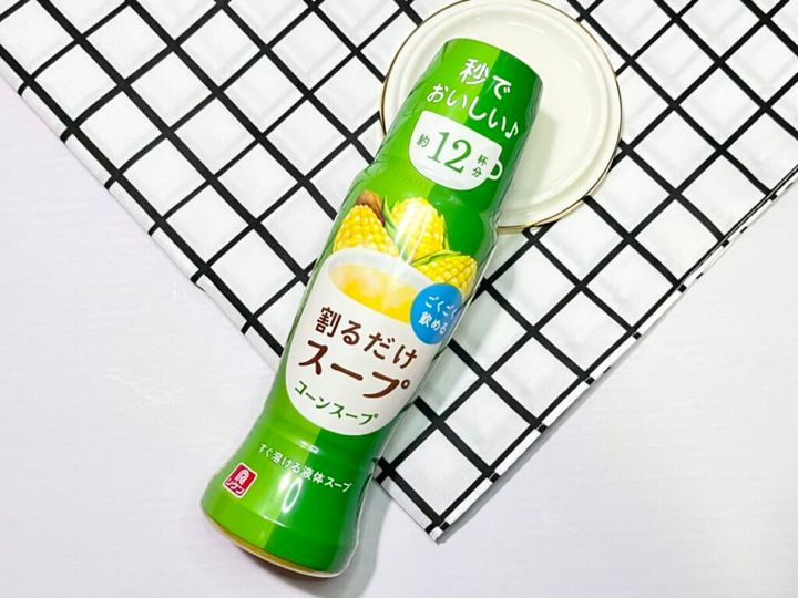 リケン「割るだけスープ」コーンスープをテーブルに置いた画像
