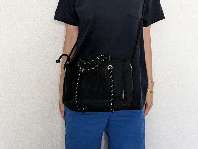 ショルダーバッグを斜め掛けしたところ