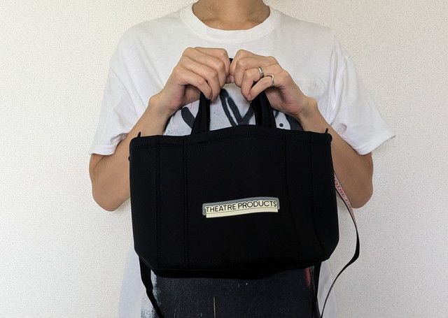 バッグを手に持ったところ