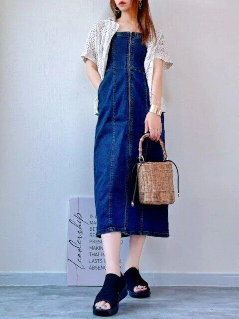 guデニムフロントジップワンピースと羽織りのコーデ