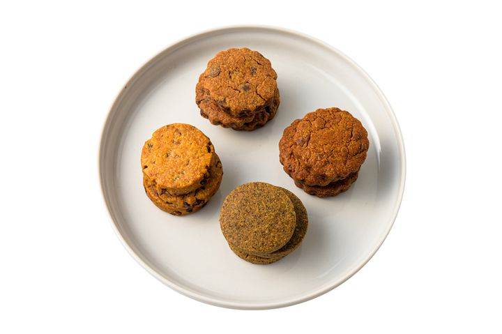 〈ペイサージュ〉のサブレ 右上から時計回りに、「クランベリーショコラ」、「ガーデンカカオ」、「メープルカカオニブ」、「チョコチップショコラ」