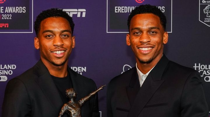 これが本当の「双子コーデ」！冨安と上田の同僚ツインズ、私服ファションがおもしろい