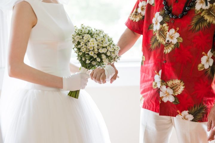 バージンロードを歩いた松島さんのお父様（左）