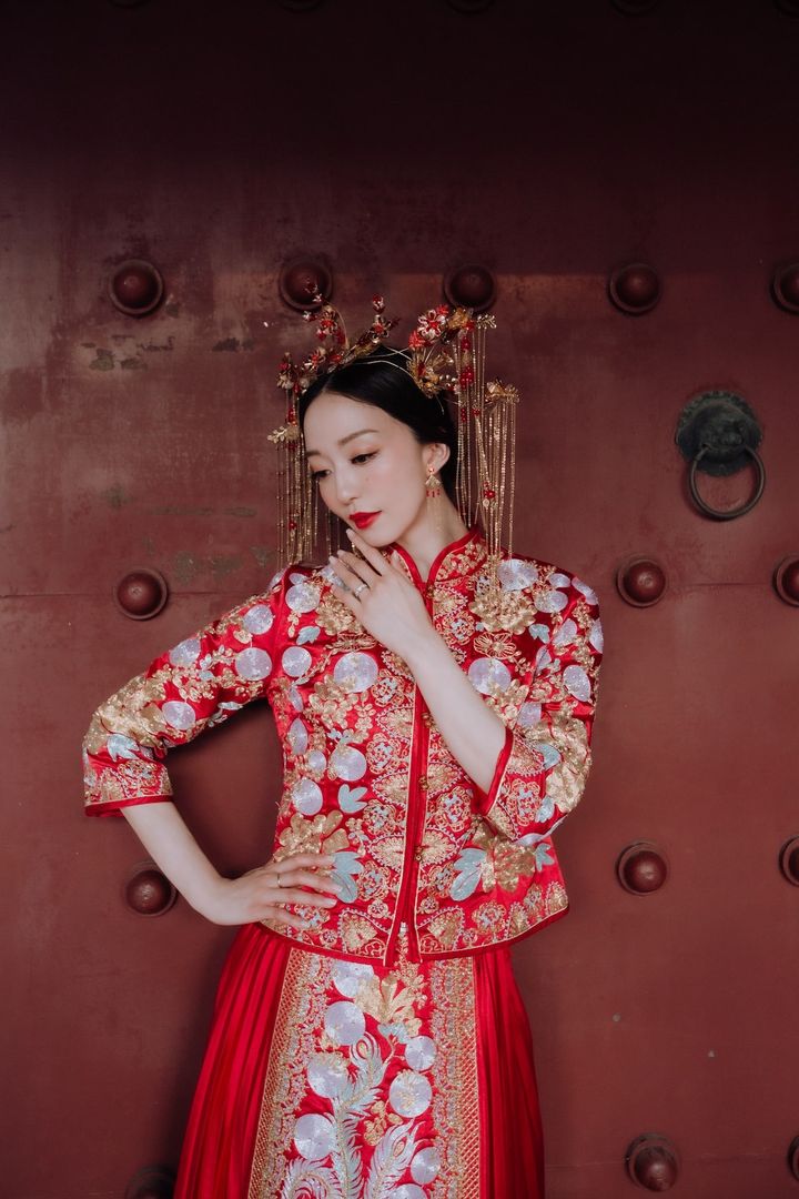 赤い豪華な伝統衣装に映えるヘアメイクで