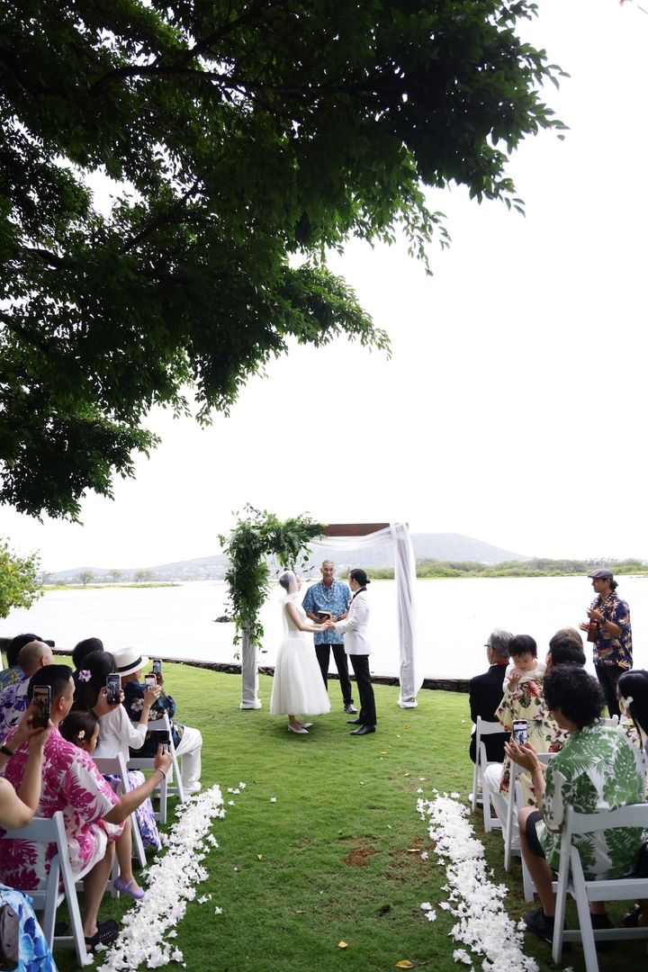 ゲストは家族ごとにお揃いカラーのアロハシャツを着て結婚式に出席