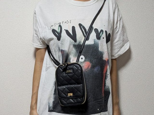 ショルダーバッグを持ったところ