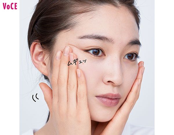 こすっている ムギュッ 上西星来さん