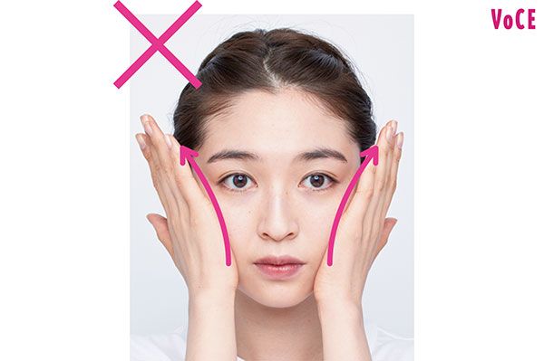 × 指を反らせると塗り漏れの原因に 上西星来さん