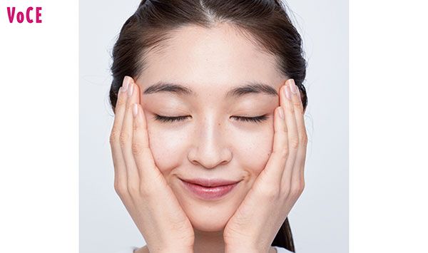 密閉するように肌に手を置くだけ！ 上西星来さん