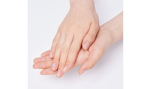 手のひら側全体によくのばし、温める