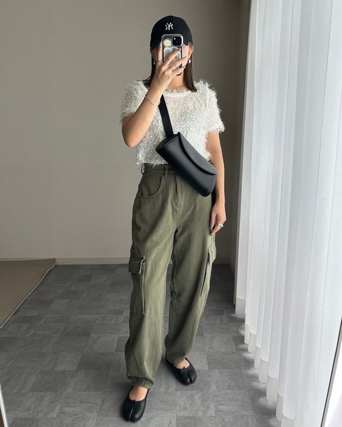 しまむらのホワイトの「リボンフリンジファープルオーバー」×カーゴパンツ