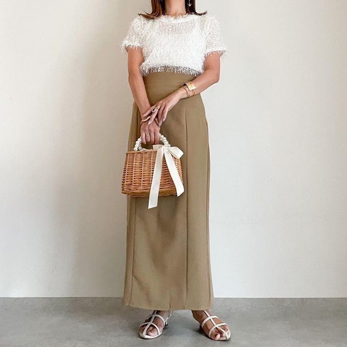 しまむらのホワイトの「リボンフリンジファープルオーバー」×ハイウエストペンシルスカート