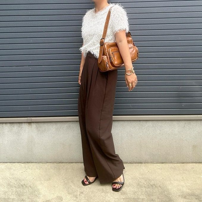 しまむらのホワイトの「リボンフリンジファープルオーバー」×タックワイドパンツ