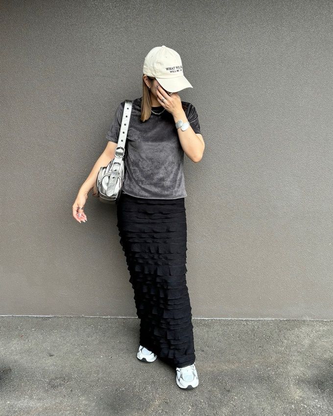 しまむらのグレーの「シアーベロアTシャツ」×フリルニットナロースカート