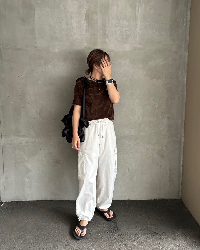 しまむらのブラウンの「シアーベロアTシャツ」×カーゴパンツ
