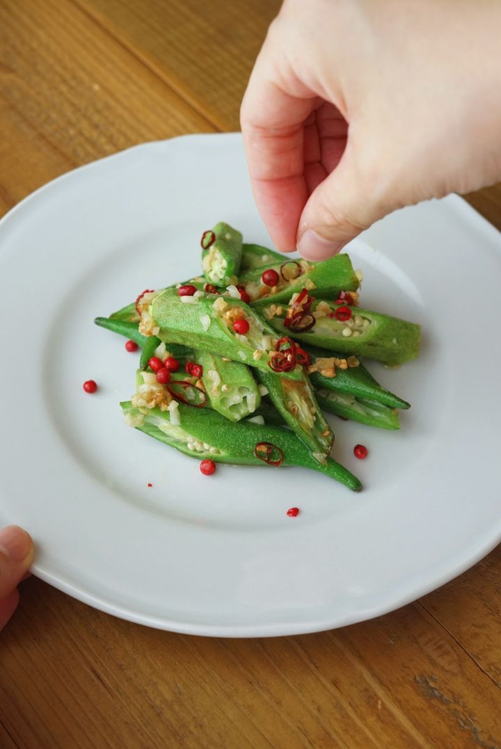 食物繊維が豊富！おつまみガーリックオクラの作り方【料理家 あやかの旬野菜を使ったアペロおつまみ vol.19 〜レシピで旅するヨーロッパ〜】