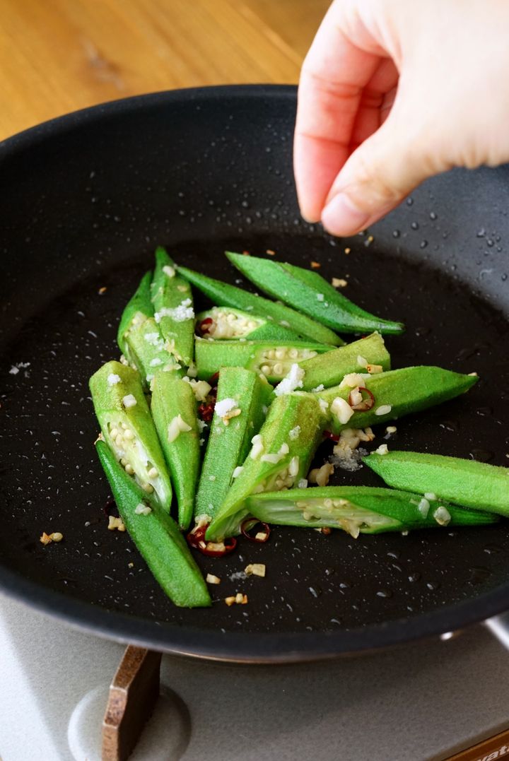 食物繊維が豊富！おつまみガーリックオクラの作り方【料理家 あやかの旬野菜を使ったアペロおつまみ vol.19 〜レシピで旅するヨーロッパ〜】