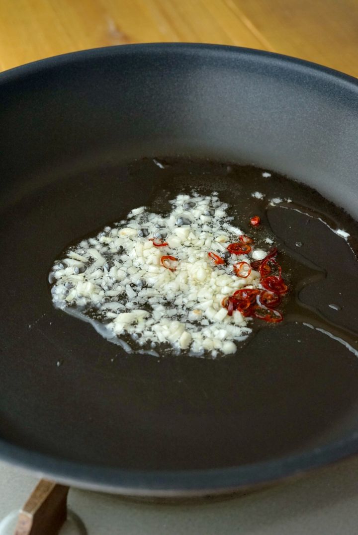 食物繊維が豊富！おつまみガーリックオクラの作り方【料理家 あやかの旬野菜を使ったアペロおつまみ vol.19 〜レシピで旅するヨーロッパ〜】