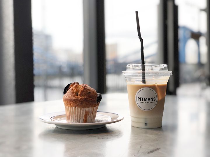 写真左から「オレオマフィン」450円、「カフェラテ」680円