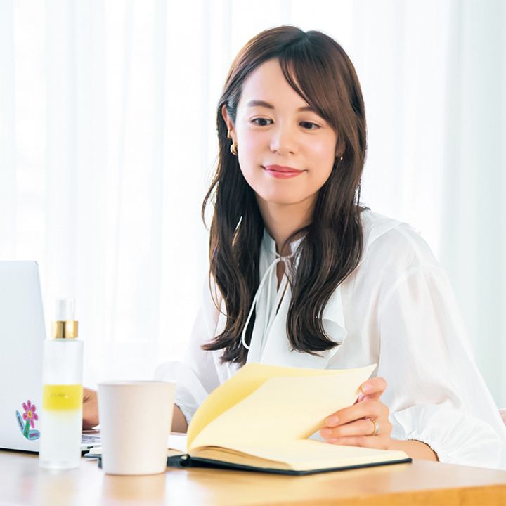 レフ板効果のある白ブラウスで顔周りを明るく演出