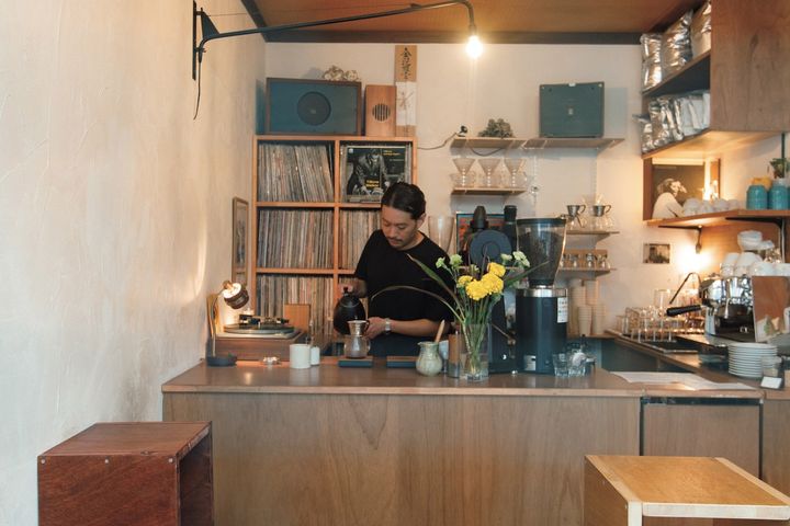 ジャズやブルースを中心に、石川さんが集めた2,000枚以上のレコードが並ぶ