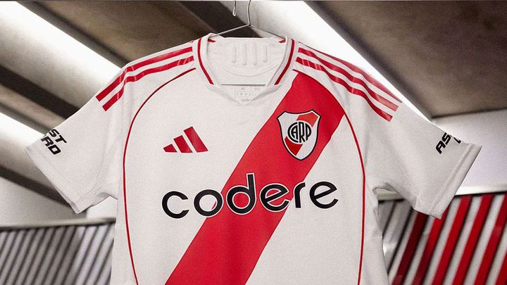 テーマは80年代！名門リーベル・プレート、2024-25新ユニフォームは「トヨタカップ優勝」が甦るデザイン