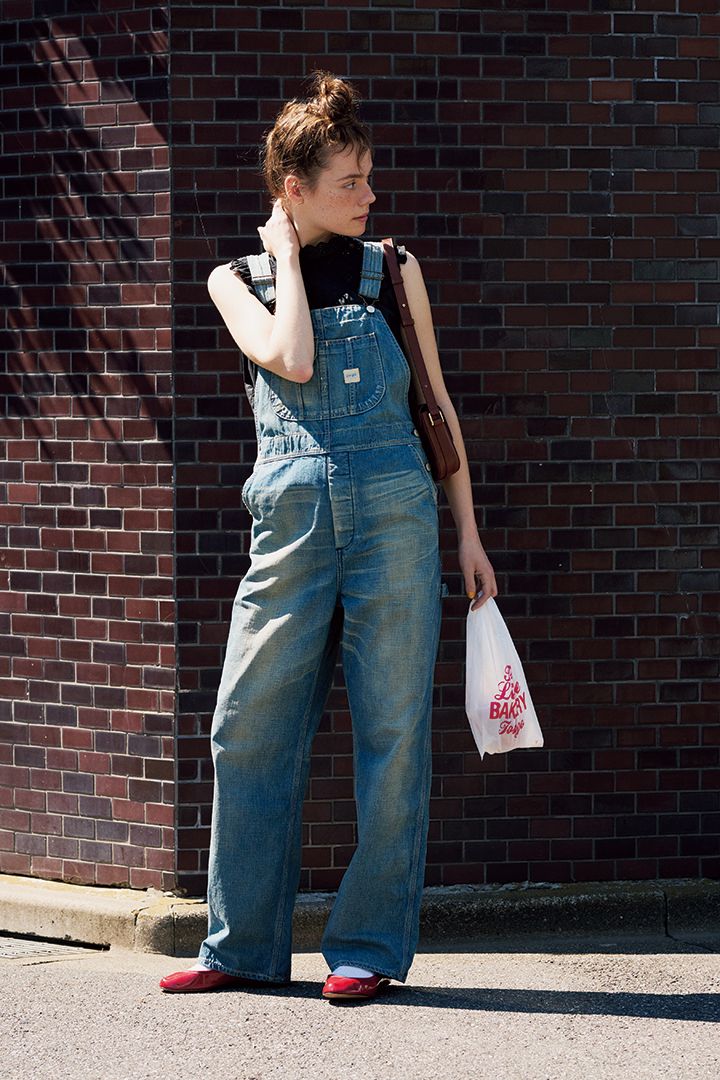 オシャレ度倍増！デニムのオーバーオール×フリルブラスの鉄板コーデのコツ3選