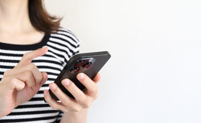 スマホを操作する女性