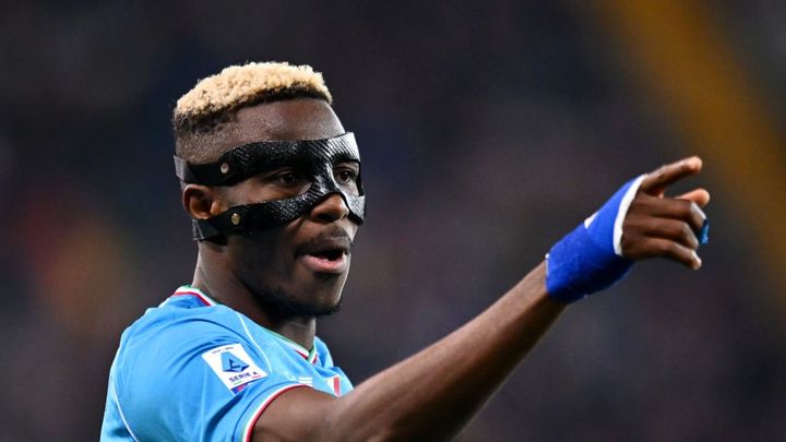 ガラタサライへの期限付き移籍のオシメーンがイスタンブールに到着、現地のサポーターの熱烈な歓迎姿勢に注目が集まる