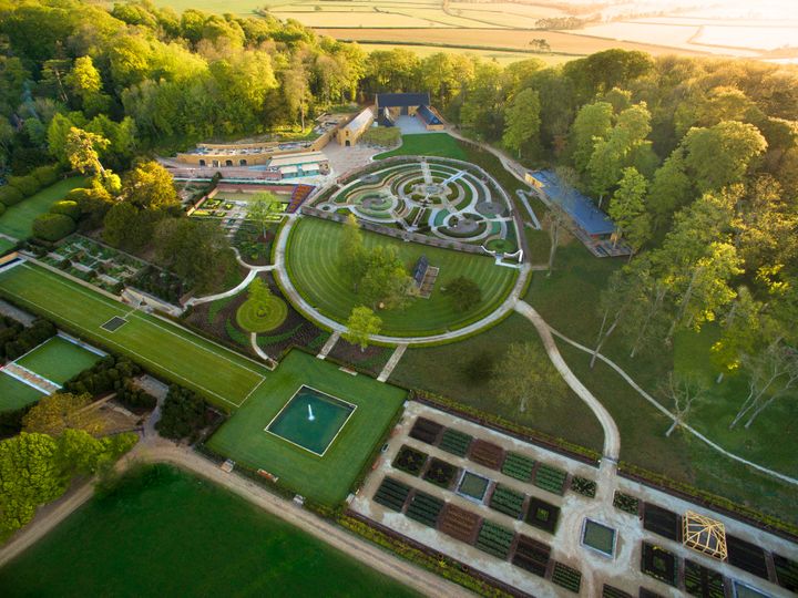 イングリッシュガーデン。写真は敷地内のごく一部。ホテルの本館、別館はここには映っていない。