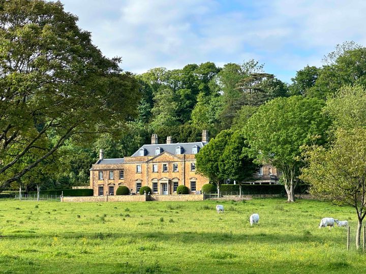 ロンドン・パディントン駅から２時間半。キャッスリキャリー駅からタクシーで20分ほど走れば「ザ・ニュート」に到着する。