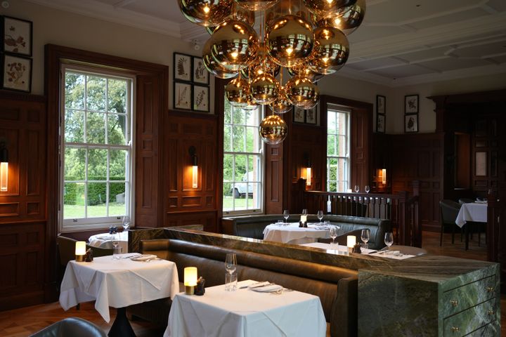 「ザ・ボタニカル・ルーム」。英国らしいクラシックな内装にトム・ディクソンの照明がモダンに調和。