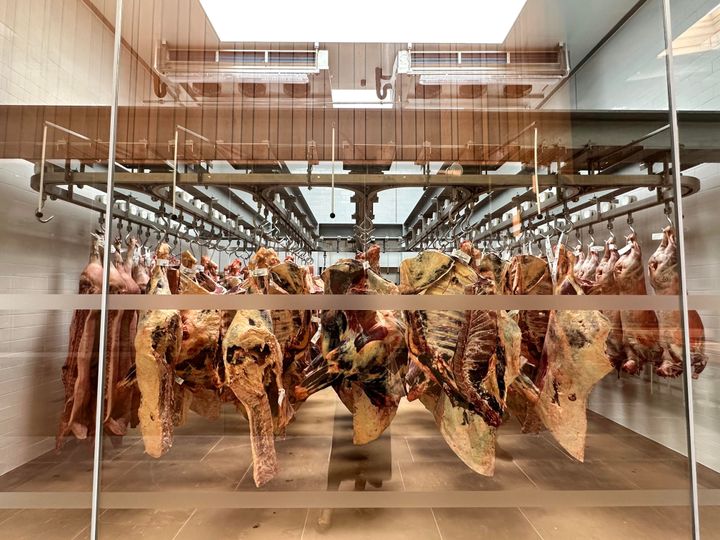 食肉加工場もモダンでスタイリッシュな建築。熟成は個体によって職人が見極める。