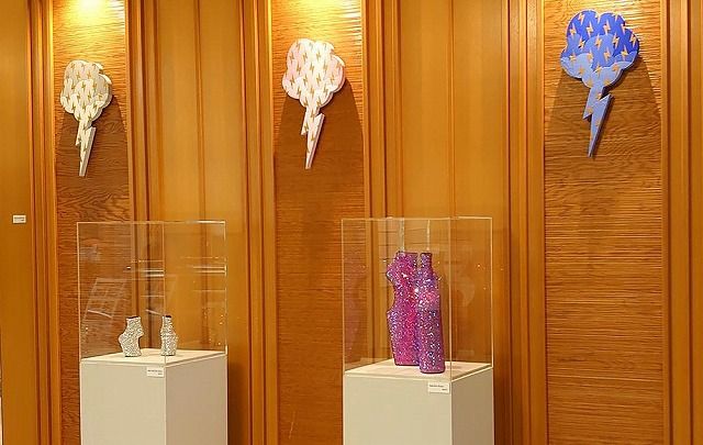 立山連峰や稲妻とモチーフにデザインした壁