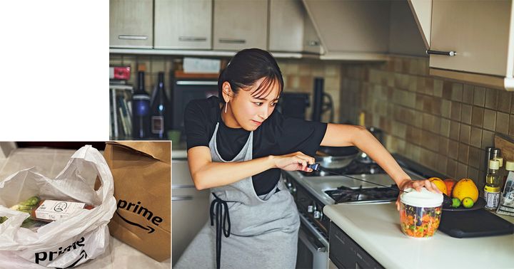 台所で調理器具を使って野菜をみじん切りするエプロン姿の近藤千尋さん