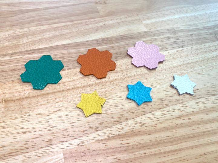 写真上段がLサイズ、下段がMサイズのピース