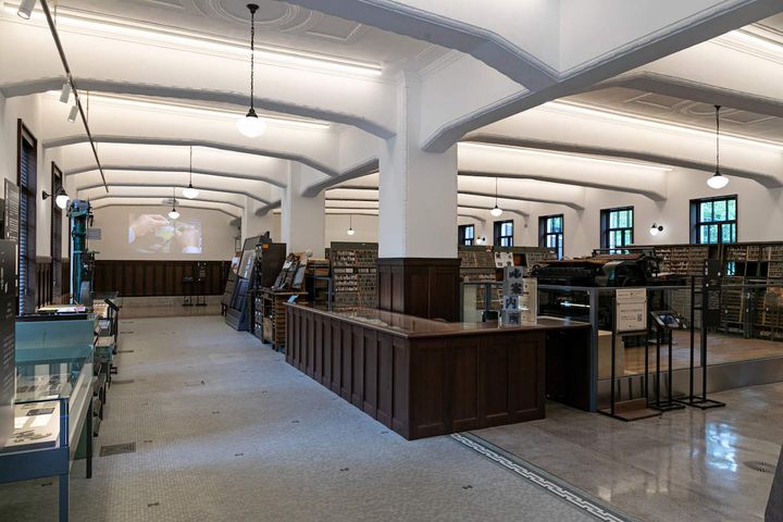 1階は活版印刷の作業場を囲むように展示を行うがされている