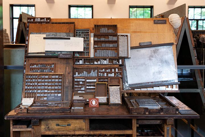 実際に使われていた植字する作業台を展示