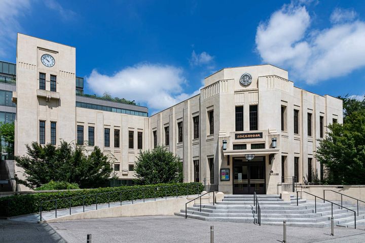 2020年に誕生した文化施設。通称・時計塔とよばれていた営業所棟は大正15年（1926）に竣工