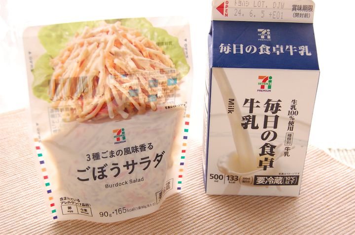 ごぼうサラダと牛乳