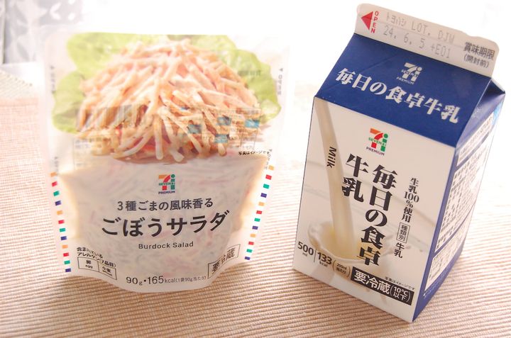 ごぼうサラダと牛乳