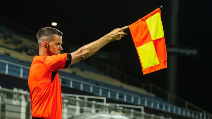 オランダで「アマチュアはオフサイド＆副審廃止」を検討…その驚きの理由は「暴力事件の続発」