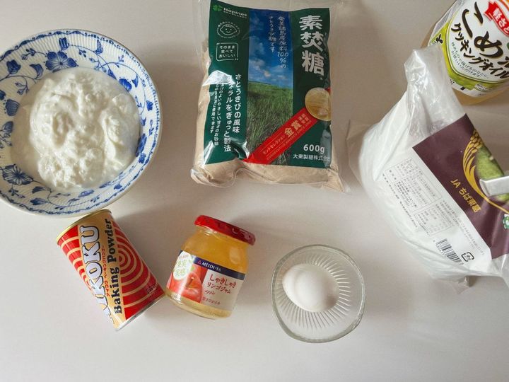 米粉を使った、ごろっとりんごジャムのヨーグルトケーキ【渡辺友美子のコーヒーに合うお菓子のレシピ vol.58 〜レシピで旅するヨーロッパ〜】