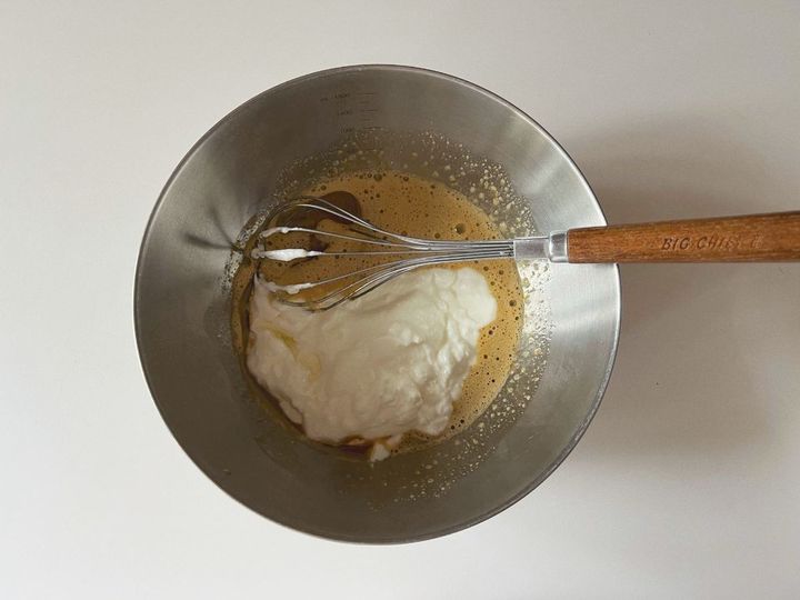 米粉を使った、ごろっとりんごジャムのヨーグルトケーキ【渡辺友美子のコーヒーに合うお菓子のレシピ vol.58 〜レシピで旅するヨーロッパ〜】