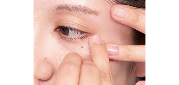 アイケアはシワをのばして、目尻～こめかみまで塗る